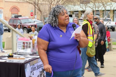 Mayor Theresa McShan talks with residents at Veterans Memorial Park in Elgin Jan. 16 prior to the 34th Annual Walk for Peace, Justice, and Equality. Photo by Fernando Castro