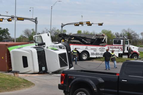 Tow crews work to remove a semi-truck that overturned on U.S. 290 March 14 in Elgin. Photo by Fernando Castro