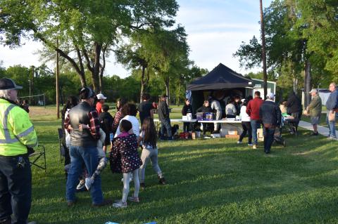 A hamburger fundraiser for Marleigh Jackson draws a crowd at Elgin Memorial Park March 17. Photo by Fernando Castro