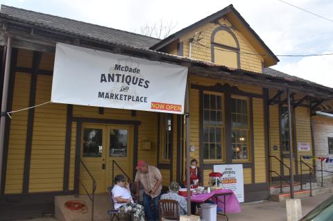 Family and friends help sell food and refreshments during the grand opening of McDade Antiques and Marketplace in McDade April 1. Photo by Fernando Castro