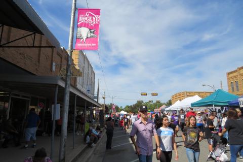 Main Street fills with people during the Hogeye Festival in downtown Elgin Oct. 22. Photo by Fernando Castro