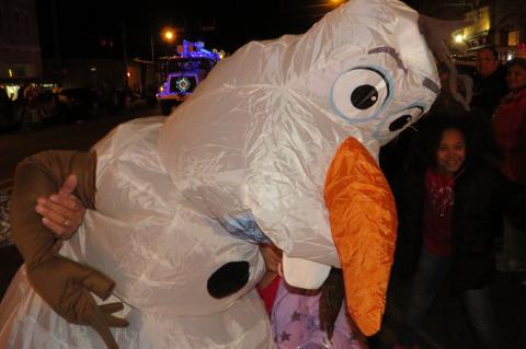 “Olaf” hugs a girl during the Elgin Lighted Parade Dec. 3. Photo by Fernando Castro