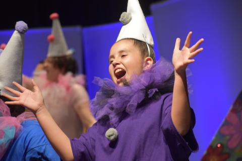 An Elgin kid sings Follow The Yellow Brick Road at the top of her lungs. Photo by Quinn Donoghue