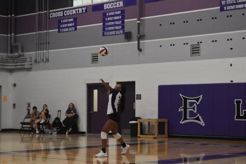 Elgin player dishes out a big-time serve. Photo by Quinn Donoghue 