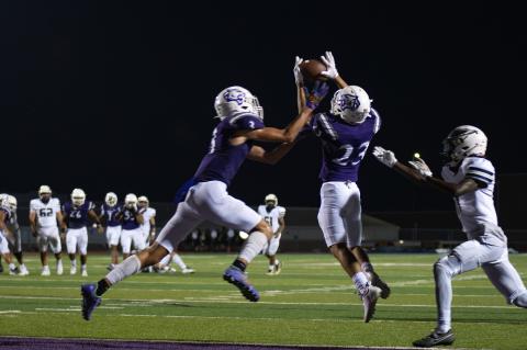 Wildcats varsity football senior defensive back Jaydan Alvizo (23) and junior Noddyn Bailey (3) break up a pass on Friday night during Elgin’s 47-0 home victory against Austin Akins. Photo by Marcial Guajardo 
